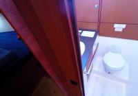 sejlbåd bavaria 46 cruiser sejlbåd interiør toilet forreste højre kabine